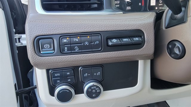 Used 2021 GMC Yukon XL Denali w/ Denali Premium Package image 24