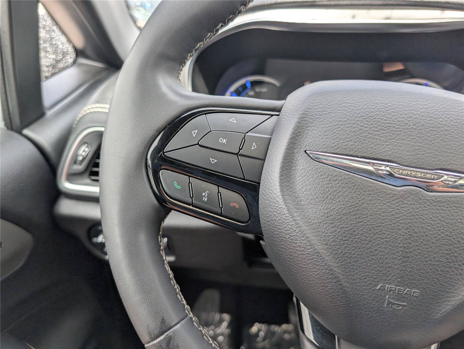 Used 2023 Chrysler Pacifica Limited w/ Uconnect Theater Family Group FWD image 29
