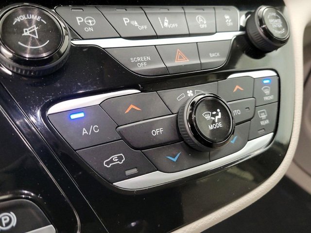 Used 2017 Chrysler Pacifica Limited image 6