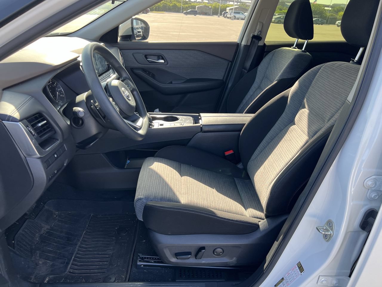 Used 2023 Nissan Rogue SV FWD image 9