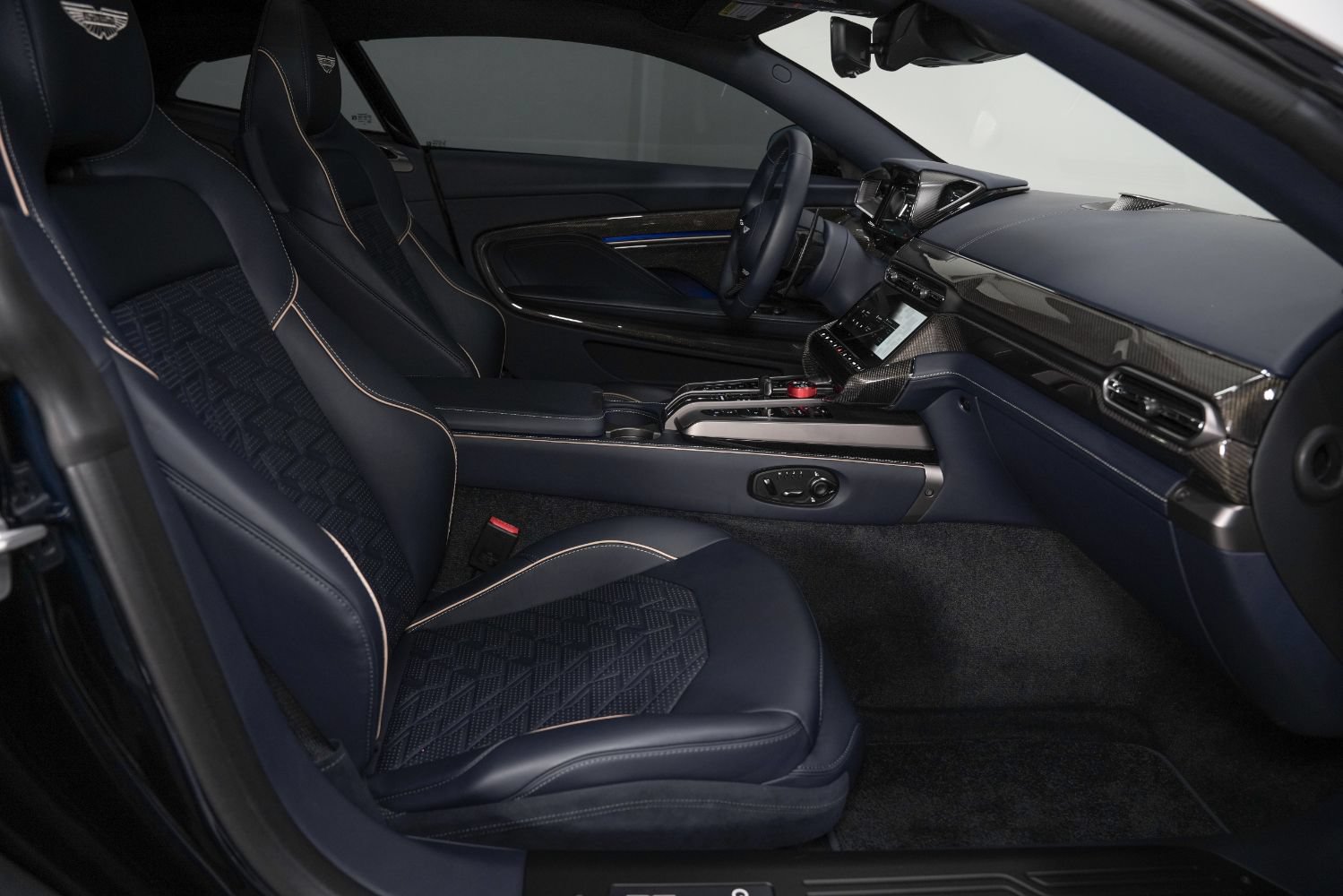 Used 2025 Aston Martin Vanquish RWD image 31