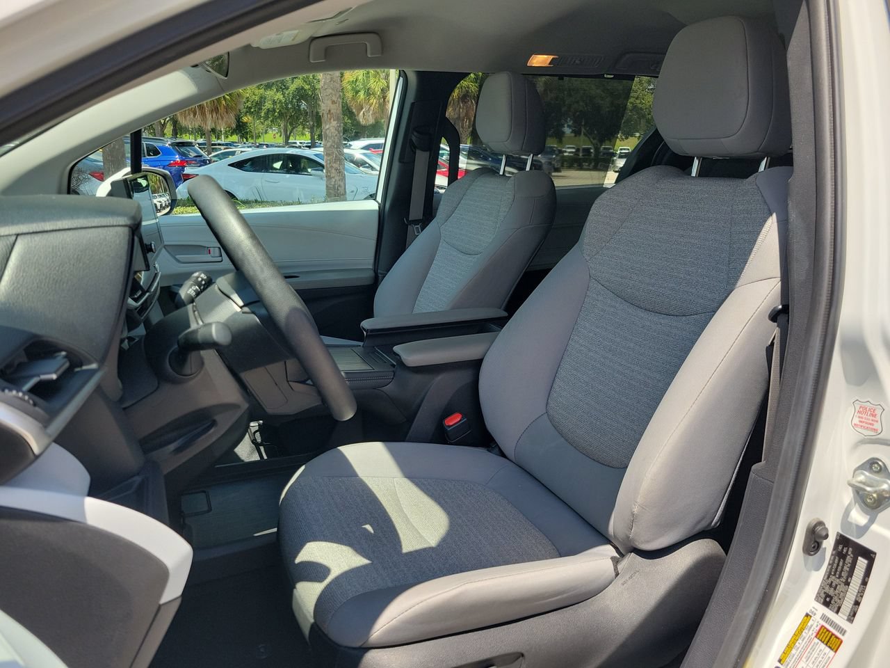Used 2025 Toyota Sienna LE FWD image 17