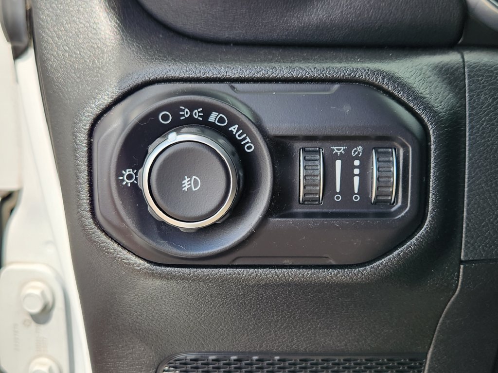 Used 2018 Jeep Wrangler Unlimited Sahara AWD/4WD image 15