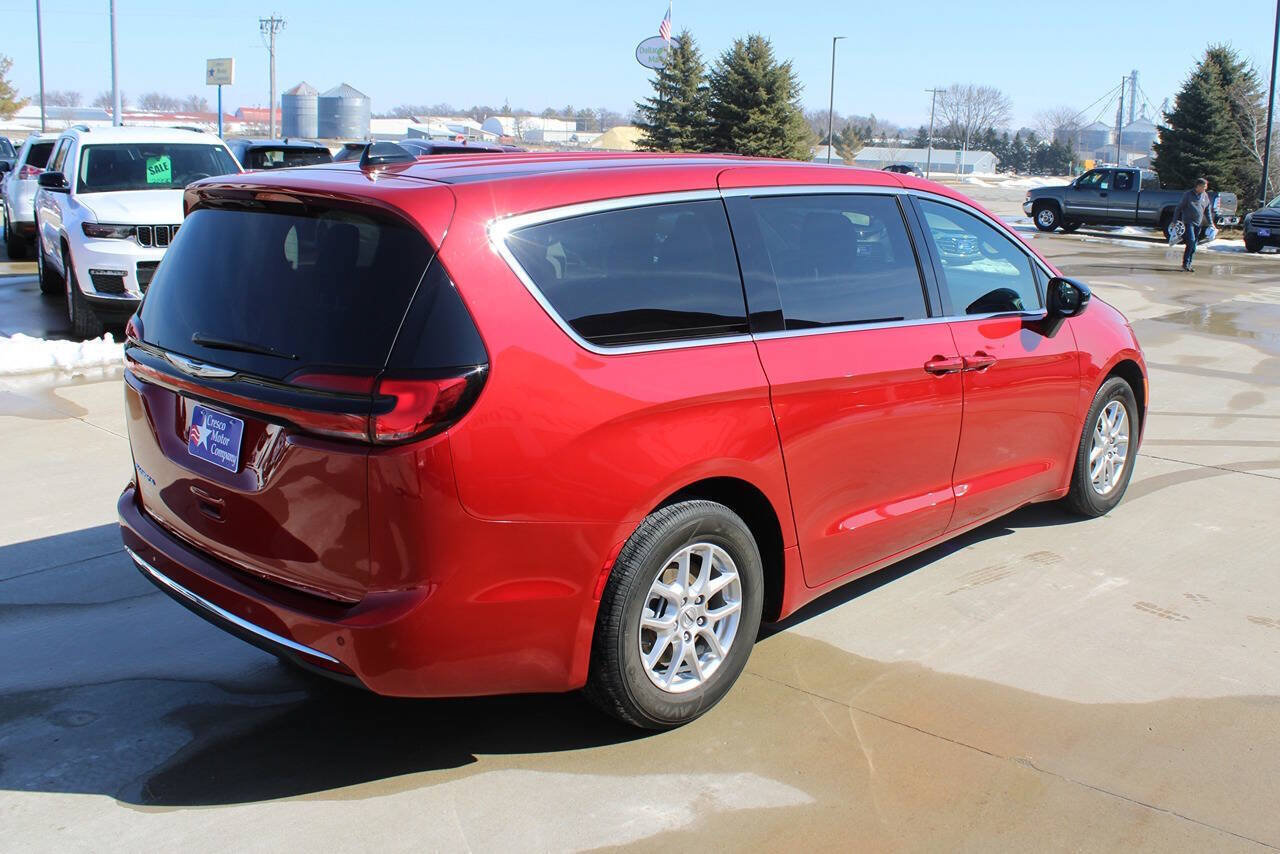 Used 2025 Chrysler Pacifica Select FWD image 5