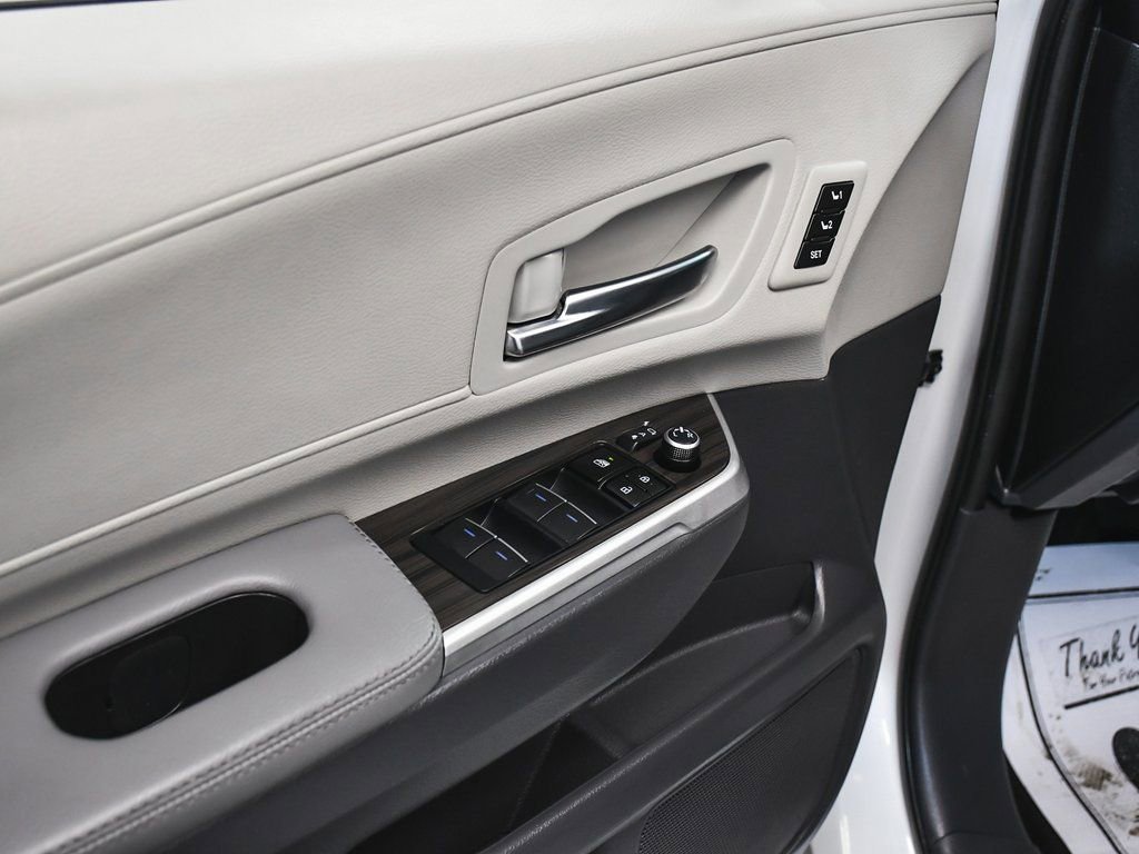 Used 2023 Toyota Sienna Limited image 10