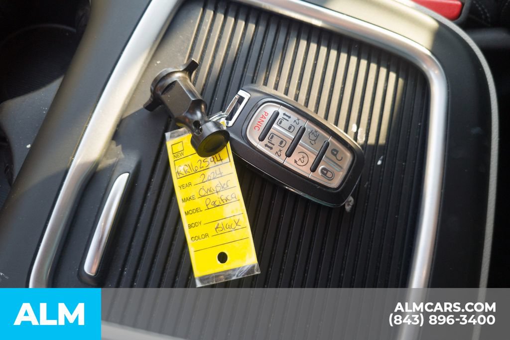 Used 2024 Chrysler Pacifica Touring-L FWD image 18