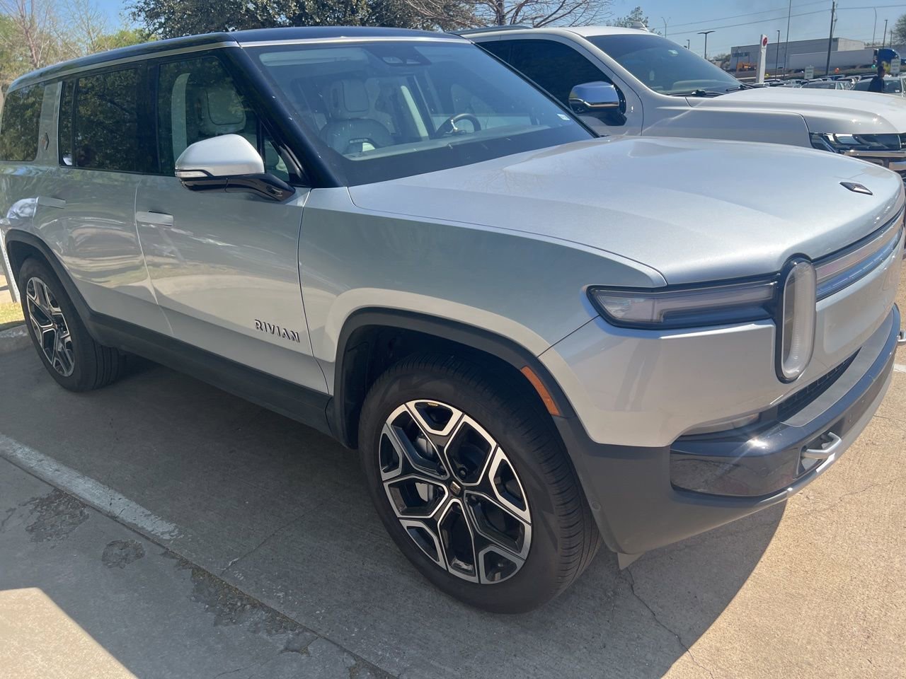 Used 2025 Rivian R1S Adventure image 6