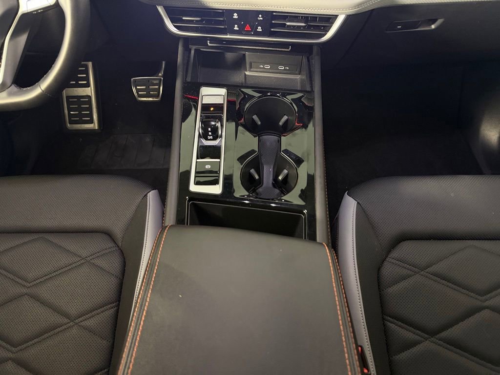 Used 2024 Volkswagen Atlas Peak Edition SE AWD/4WD image 17