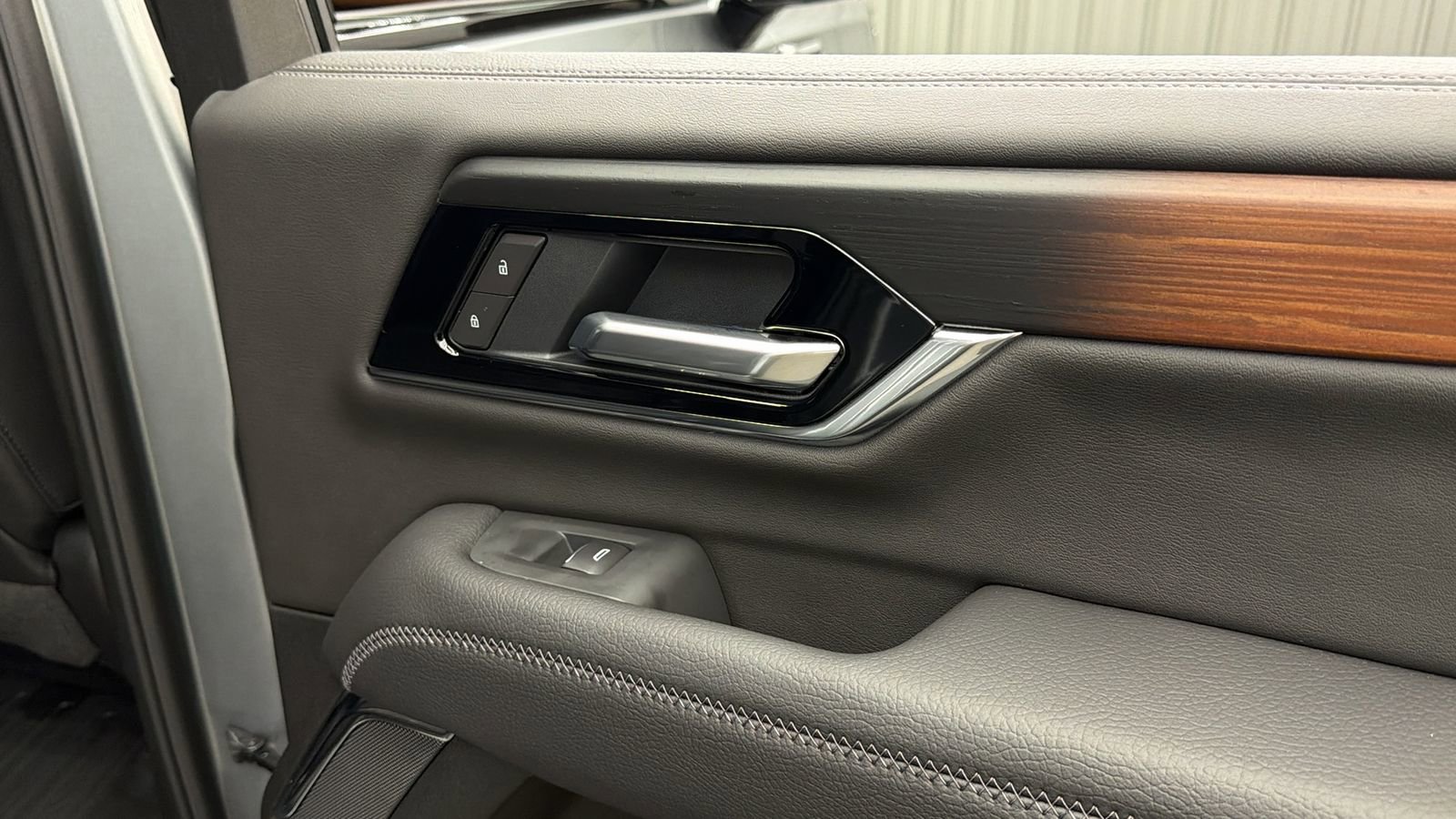 Used 2026 GMC Yukon Denali w/ Sun & Power Step Package AWD/4WD image 42