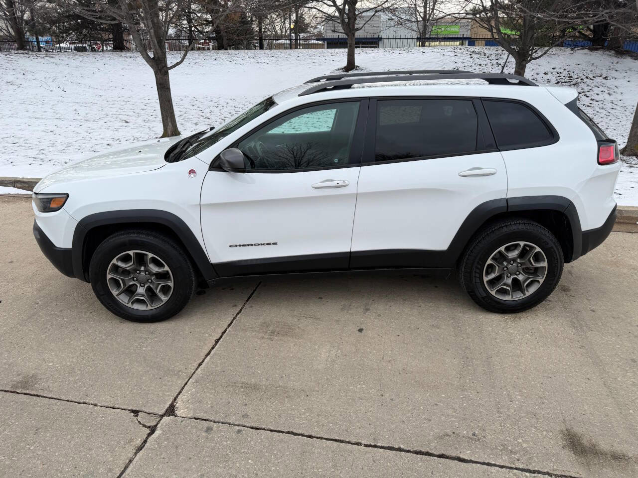 Used 2020 Jeep Cherokee Trailhawk AWD/4WD image 16
