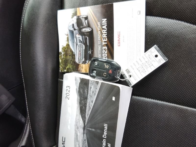 Used 2023 GMC Terrain SLT w/ Tech Package image 32