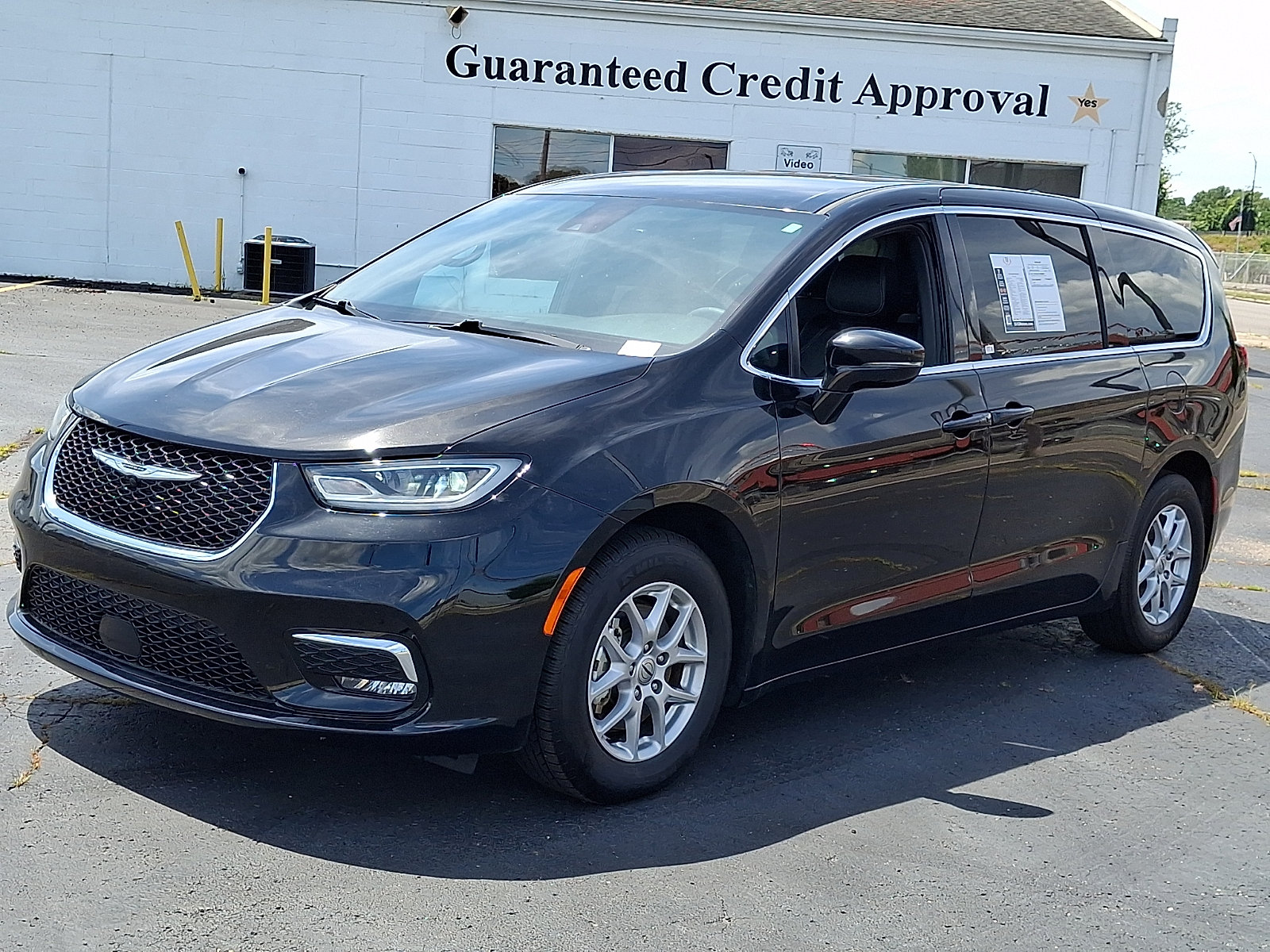 Used 2025 Chrysler Pacifica Select FWD image 3