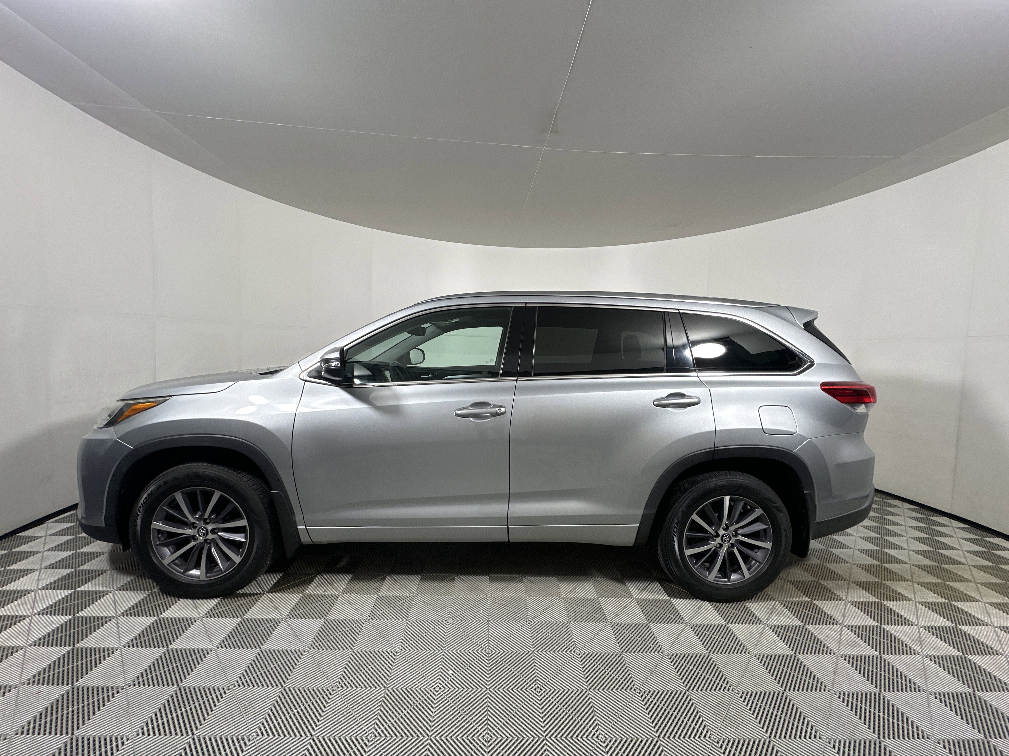 Used 2017 Toyota Highlander AWD V6 image 4