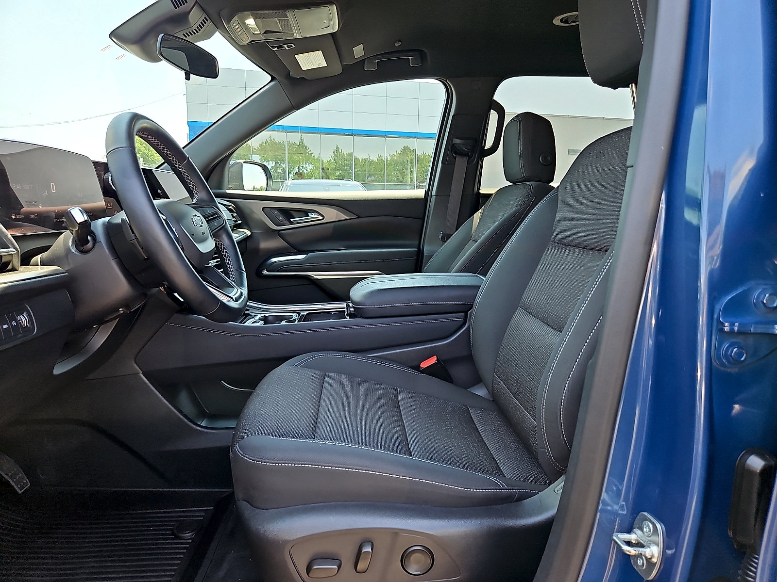 Certified 2024 Chevrolet Traverse LT w/ Midnight/Sport Edition AWD/4WD image 15