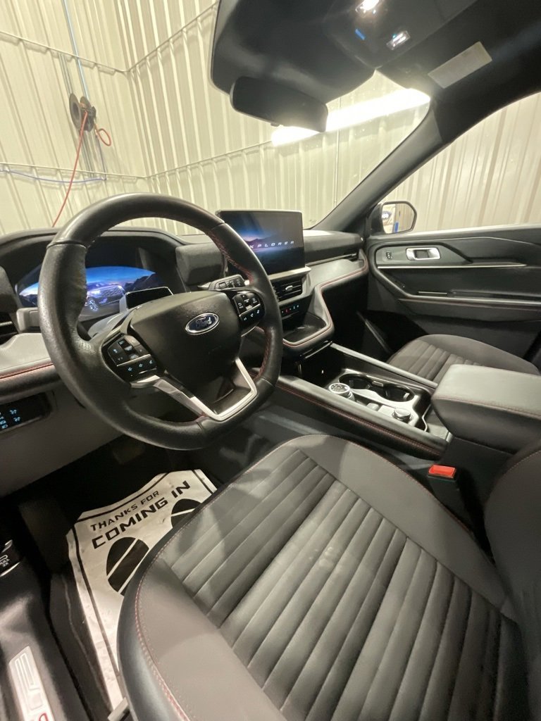 Used 2025 Ford Explorer ST-Line w/ ST-Line Street Pack image 9