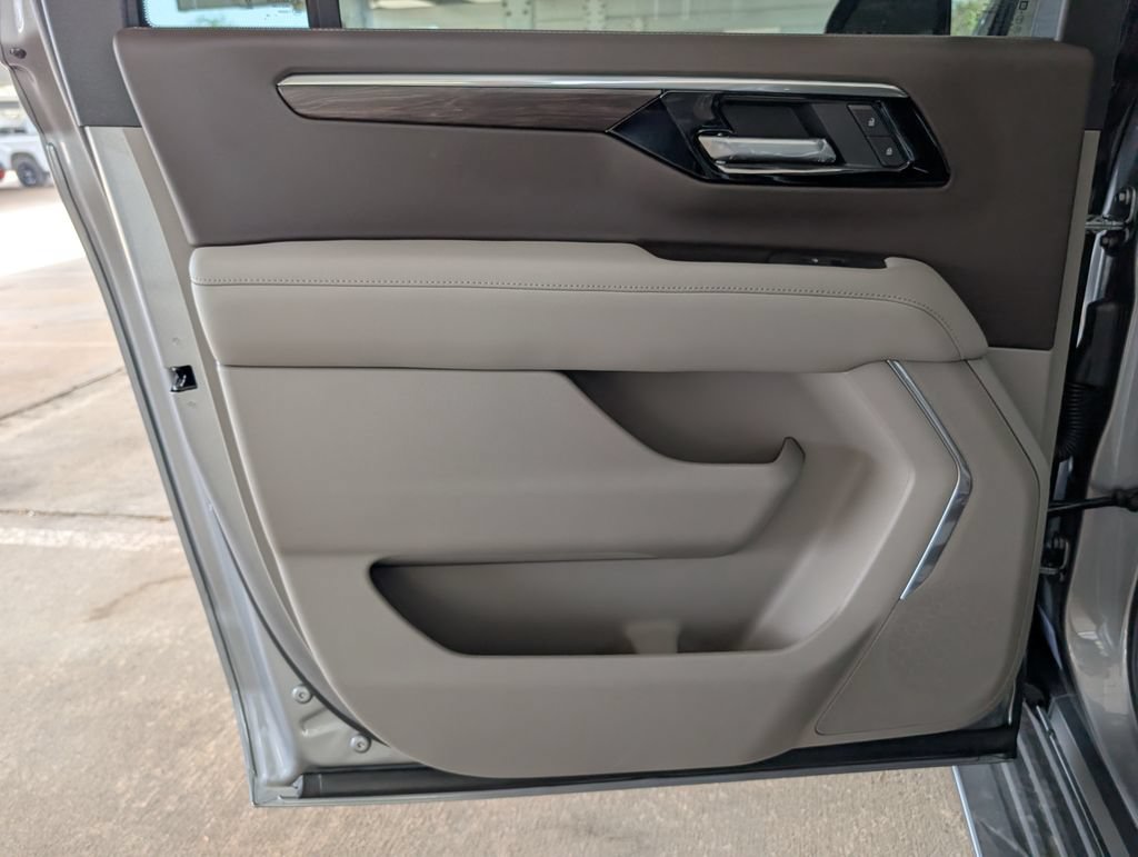 New 2026 Chevrolet Suburban LT w/ LPO, Dark Essentials Package RWD image 9