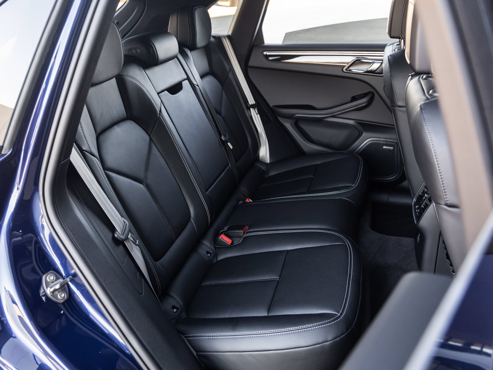 Certified 2026 Porsche Macan Turbo AWD/4WD image 41