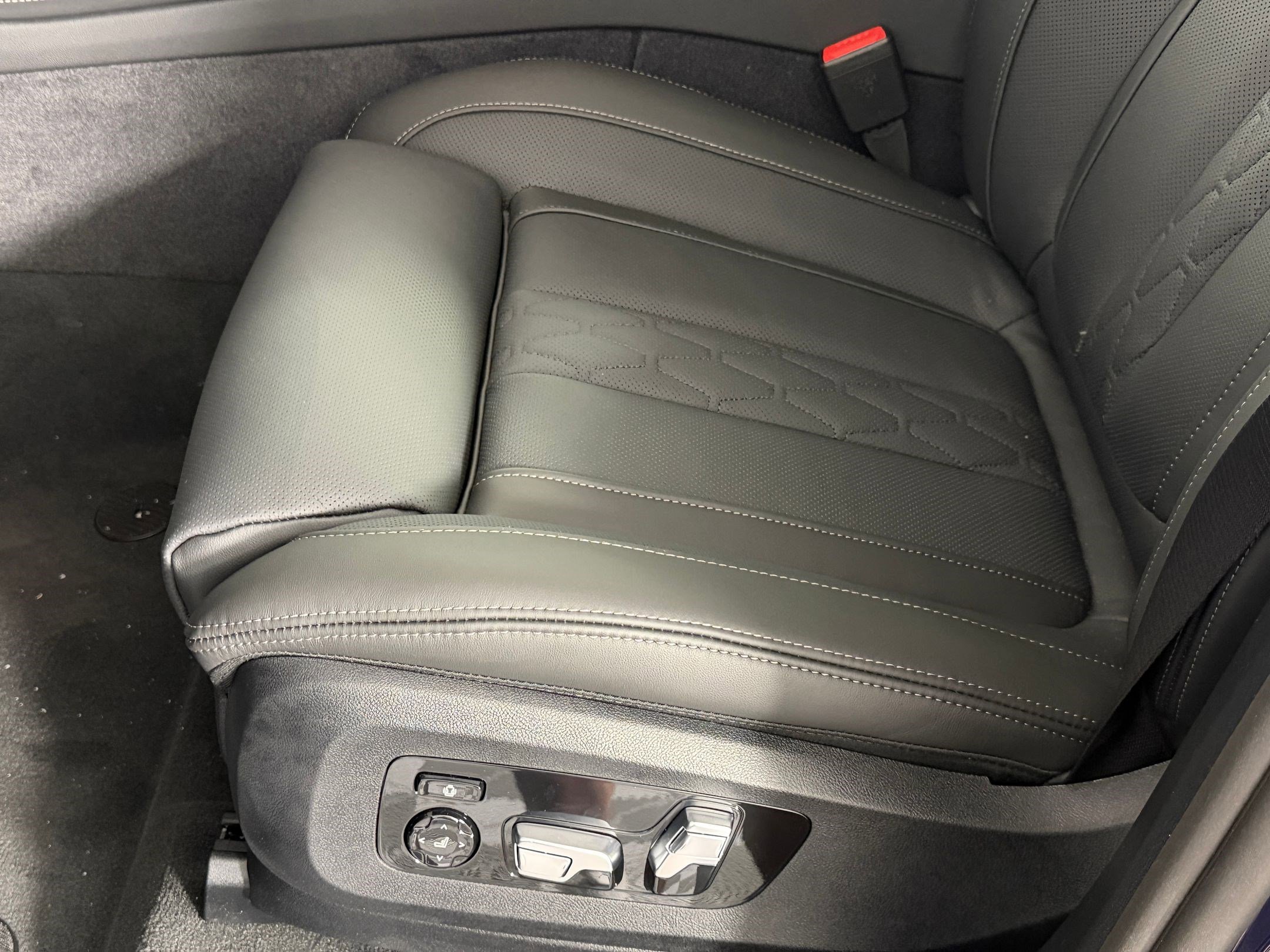 New 2026 BMW X7 M60i image 13