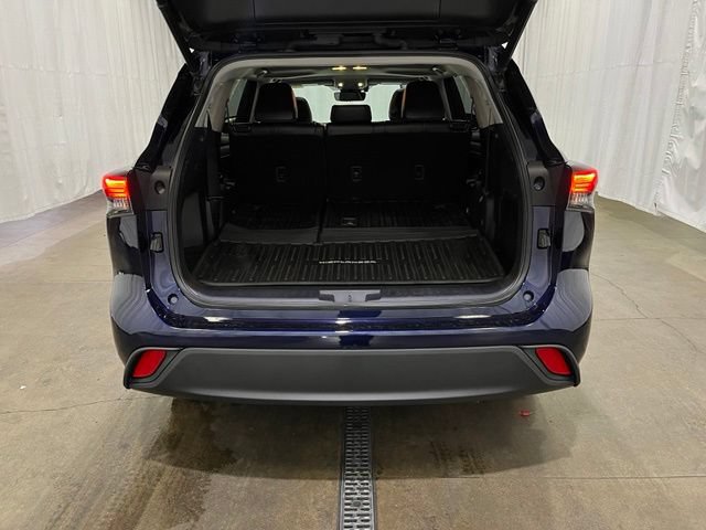 Used 2021 Toyota Highlander XLE AWD/4WD image 13