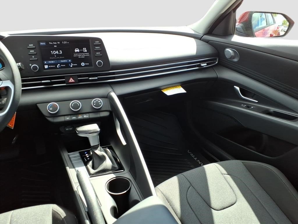 Certified 2025 Hyundai Elantra SE FWD image 8