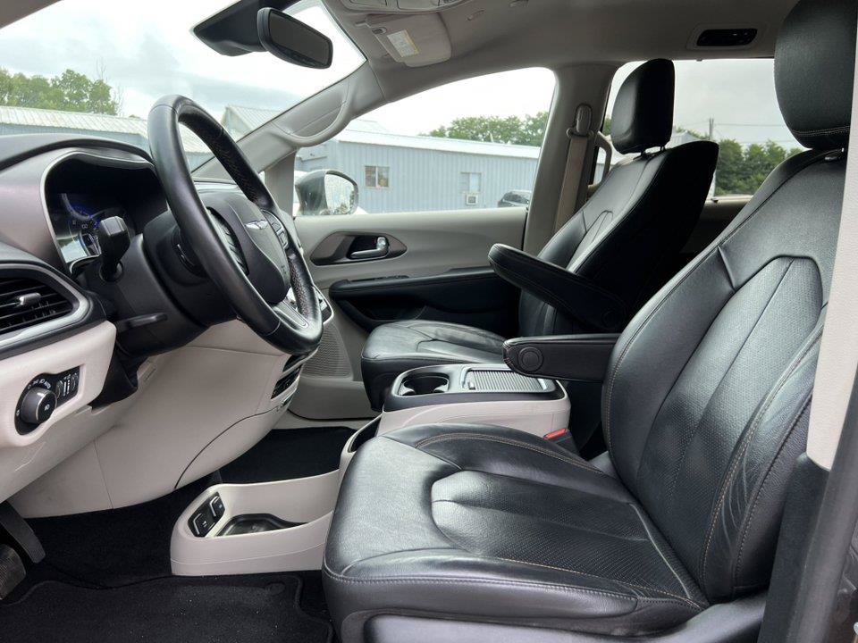 Used 2020 Chrysler Pacifica Touring-L Plus w/ Advanced Safetytec Group FWD image 4
