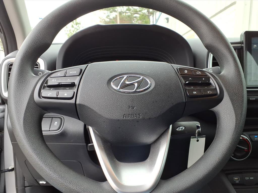 Used 2025 Hyundai Venue SE image 15