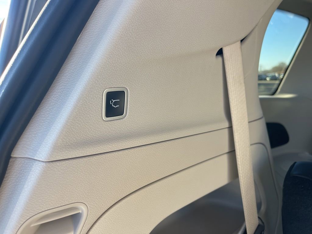 Used 2023 Chrysler Pacifica Touring-L image 31