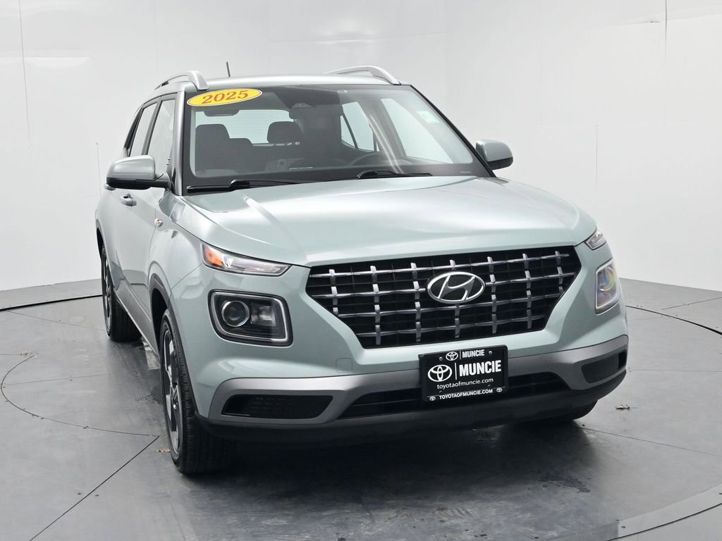 Used 2025 Hyundai Venue SEL image 2