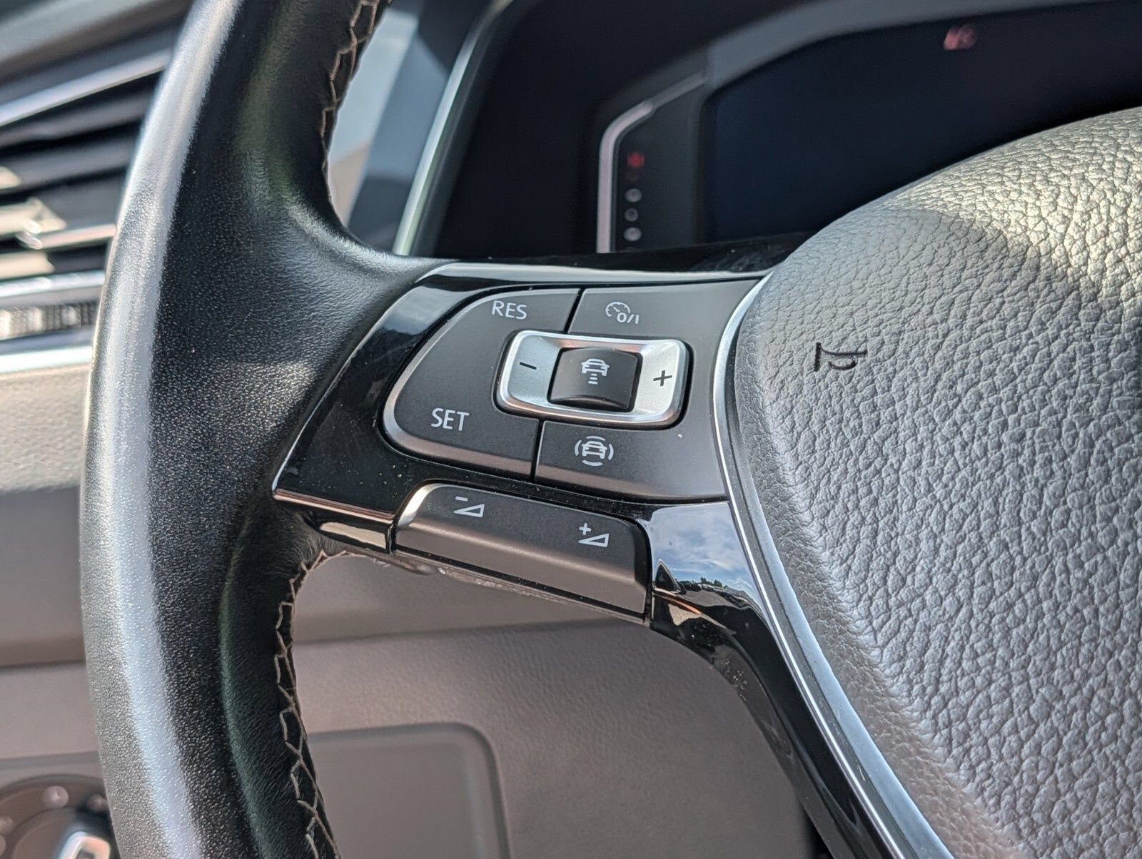 Used 2020 Volkswagen Tiguan SEL Premium R-Line AWD/4WD image 31
