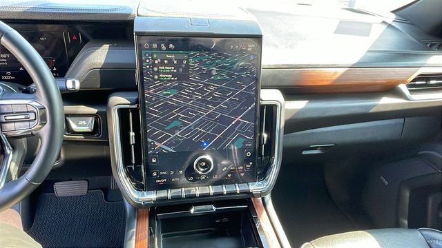 Used 2025 GMC Yukon XL Denali image 15