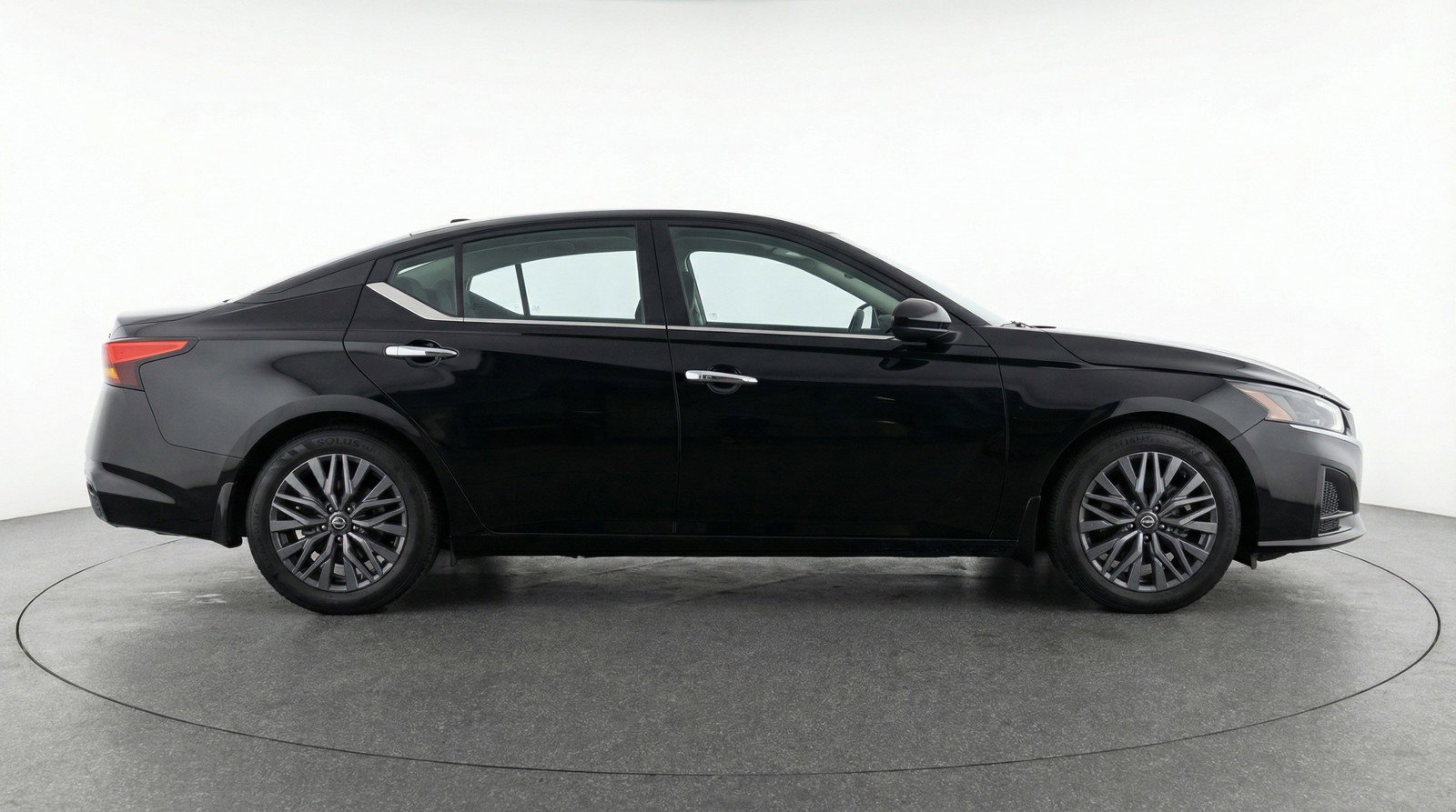 Used 2025 Nissan Altima 2.5 SV image 11