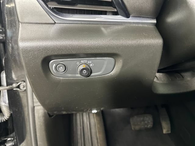 Used 2022 Chevrolet Traverse LT FWD image 19