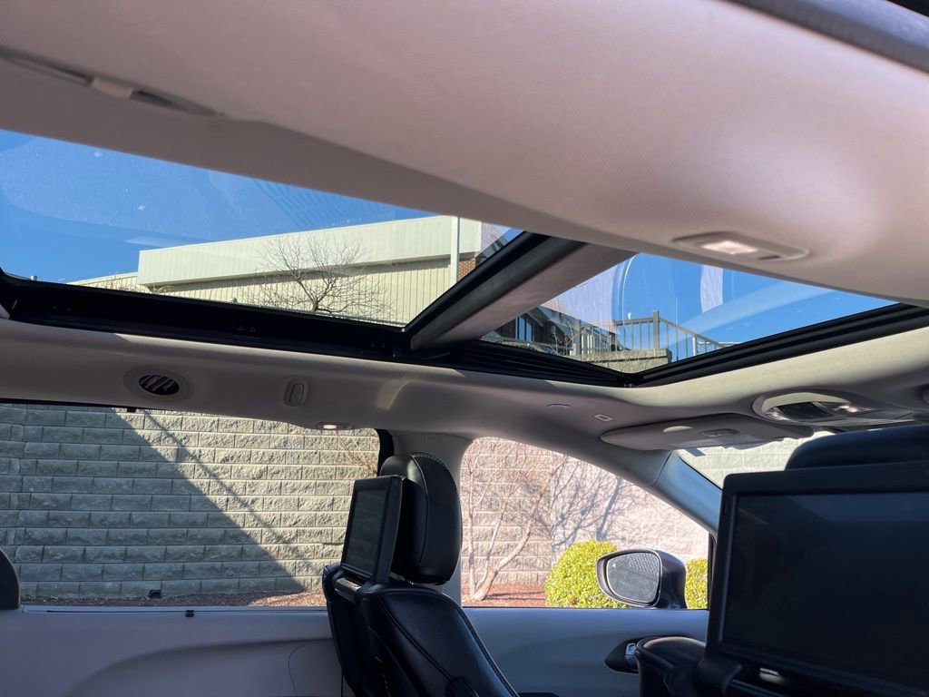 Used 2018 Chrysler Pacifica Limited w/ Tire & Wheel Group image 15