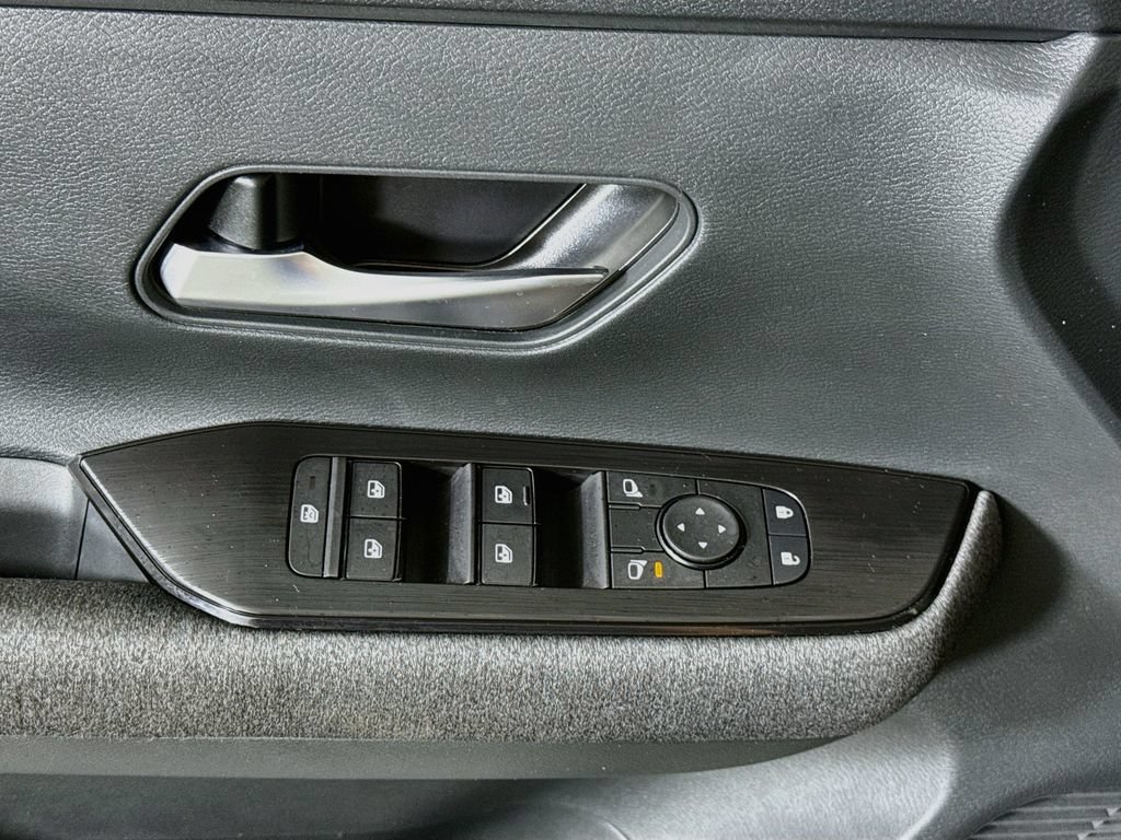 Used 2025 Nissan Kicks SV AWD/4WD image 21