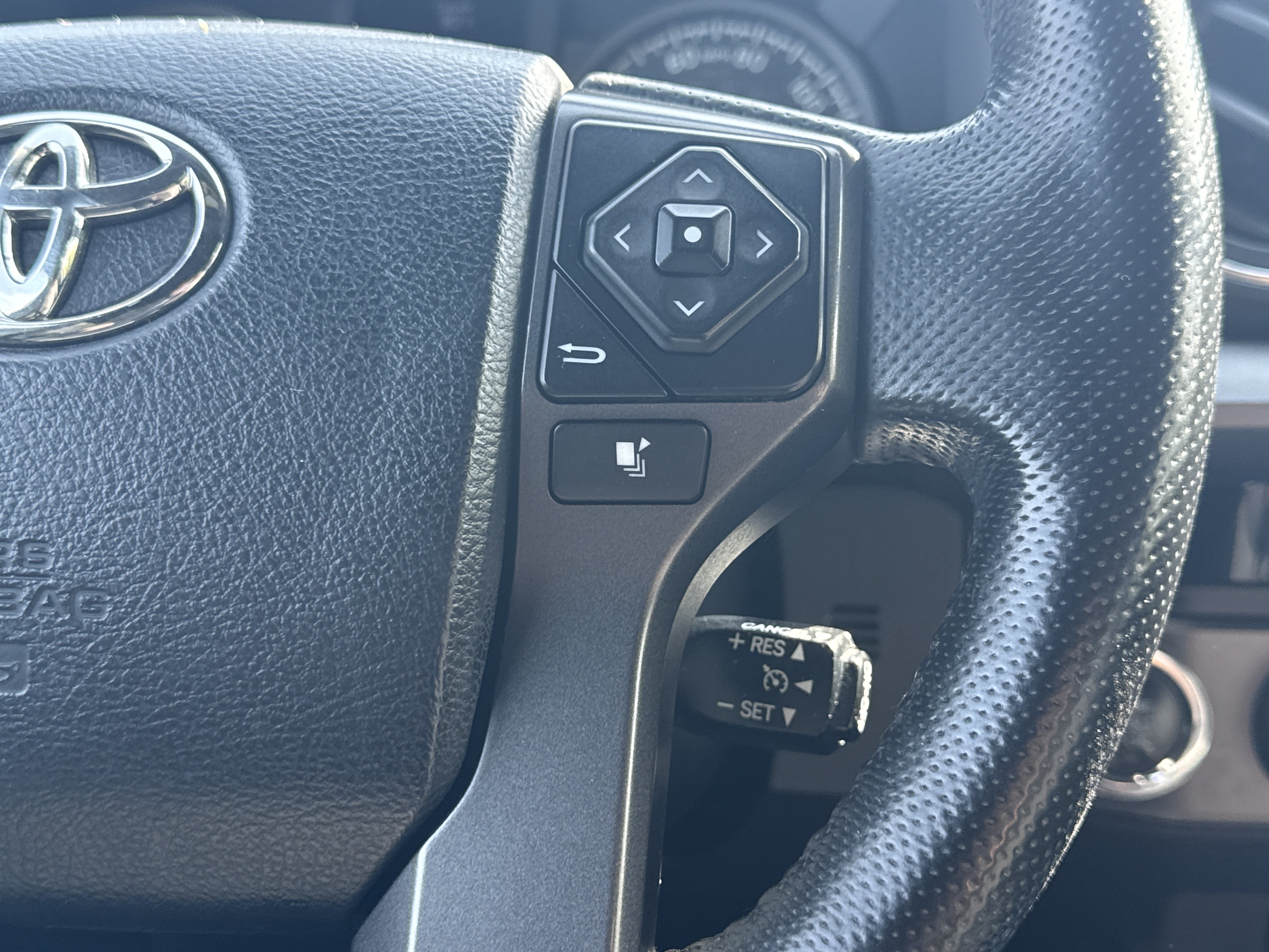 Used 2016 Toyota Tacoma TRD Off-Road w/ Towing Package AWD/4WD image 8