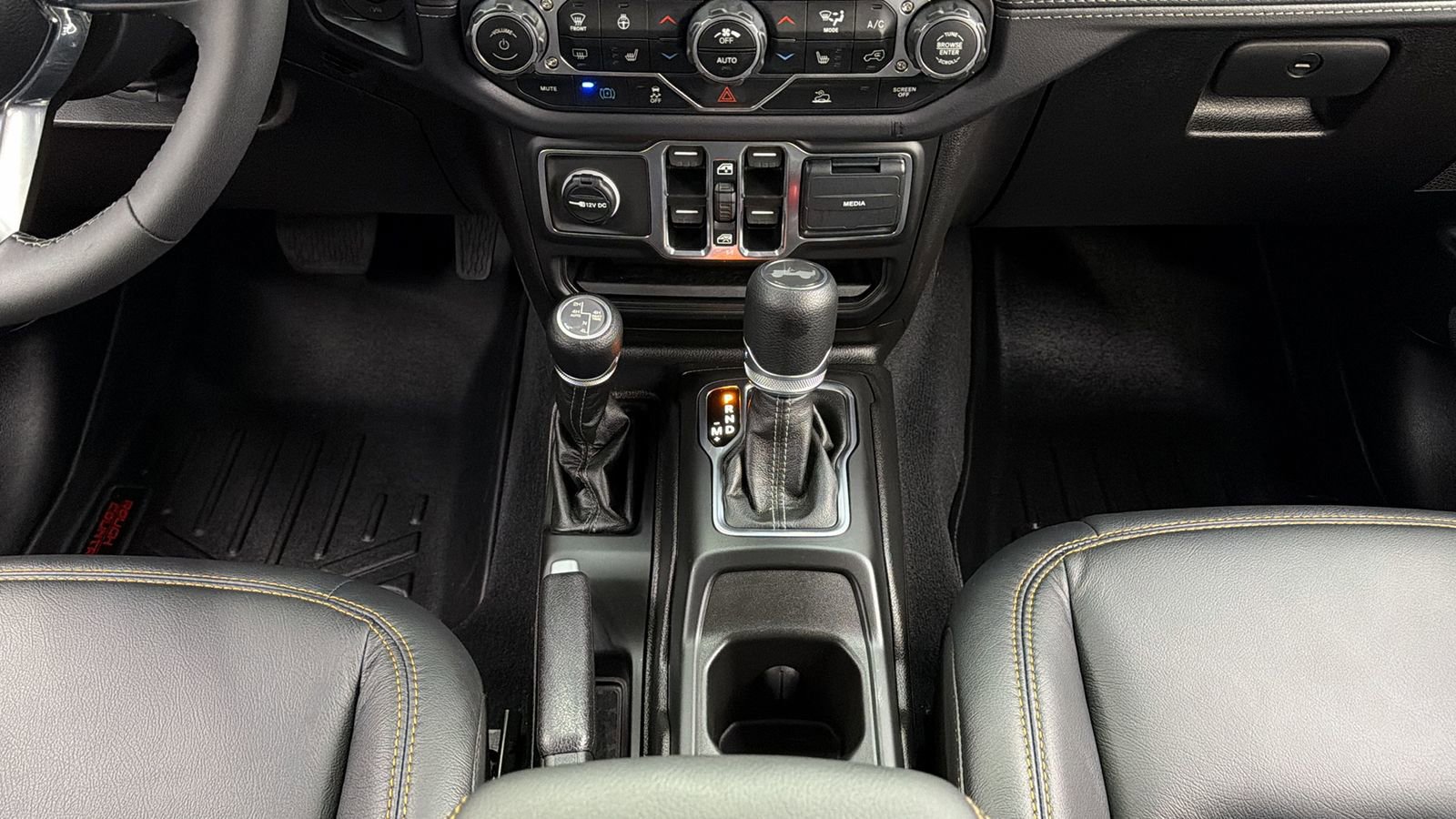 Used 2025 Jeep Wrangler Unlimited Sahara AWD/4WD image 36