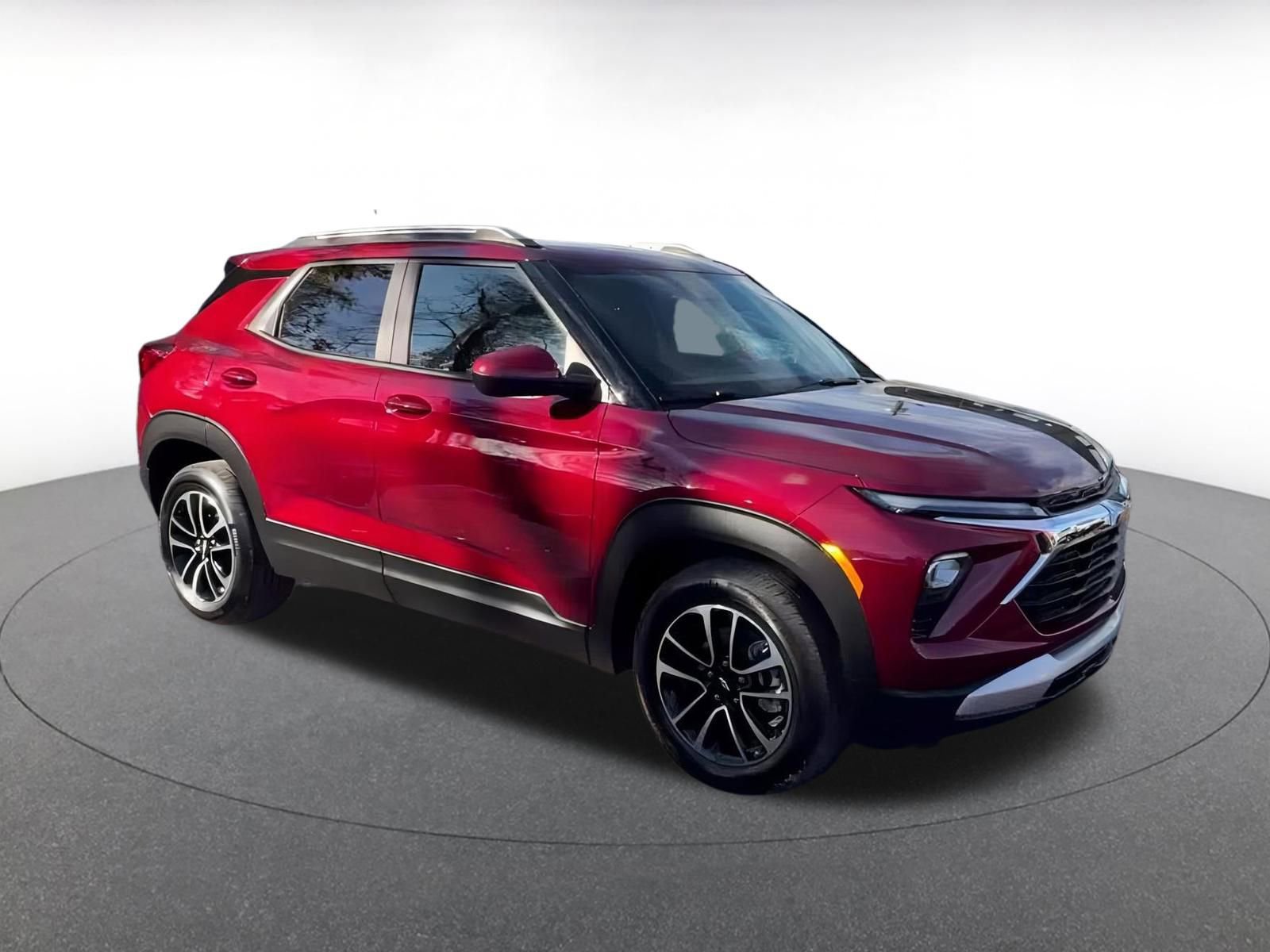 Used 2025 Chevrolet TrailBlazer LT image 2