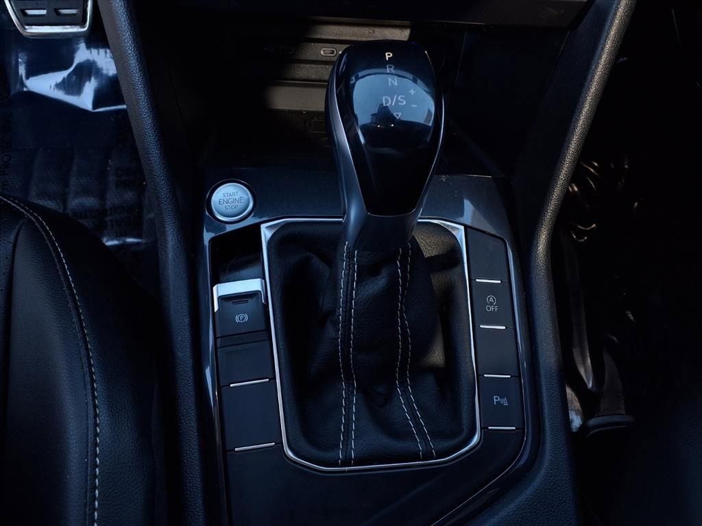 Used 2022 Volkswagen Tiguan SE R-Line image 11