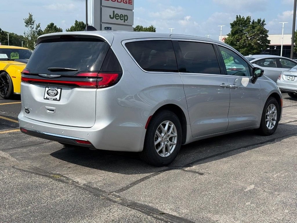 Certified 2024 Chrysler Pacifica Touring-L FWD image 3