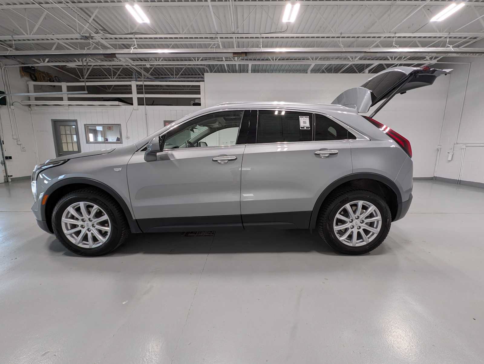 Used 2023 Cadillac XT4 Luxury w/ Cold Weather Package AWD/4WD image 12