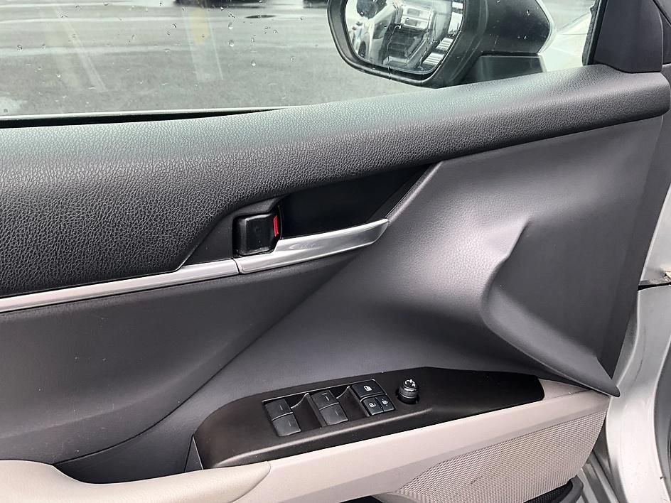 Used 2022 Toyota Camry SE FWD image 12