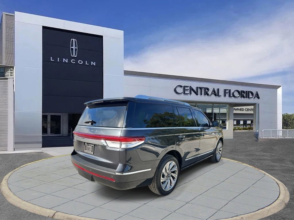 Used 2024 Lincoln Navigator Reserve image 3