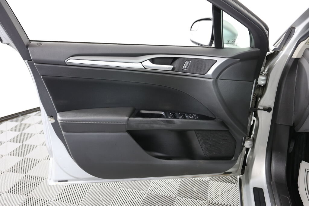 Used 2015 Ford Fusion SE FWD image 12