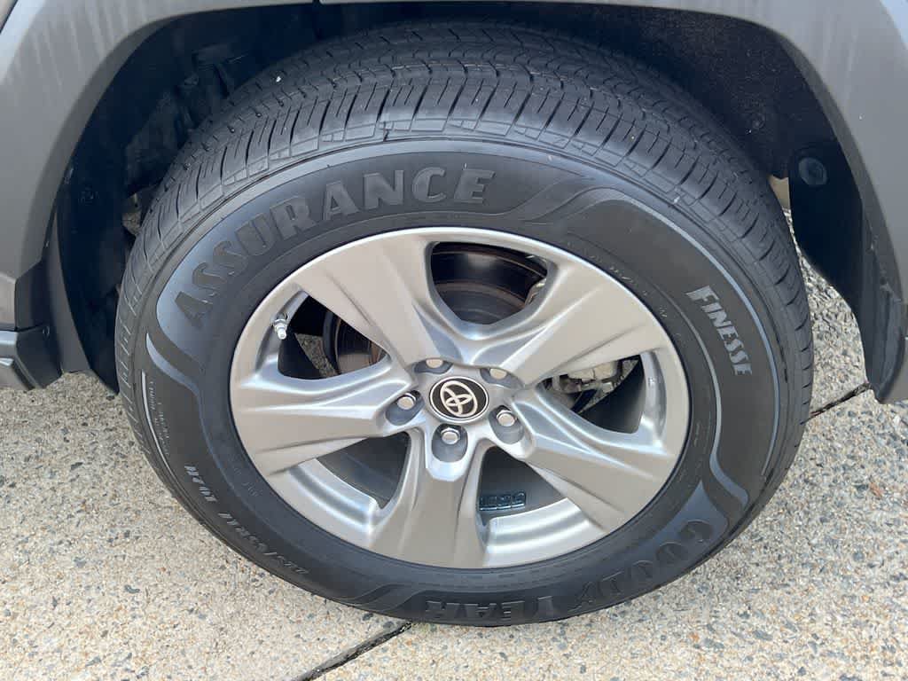 Used 2024 Toyota RAV4 LE AWD/4WD image 19