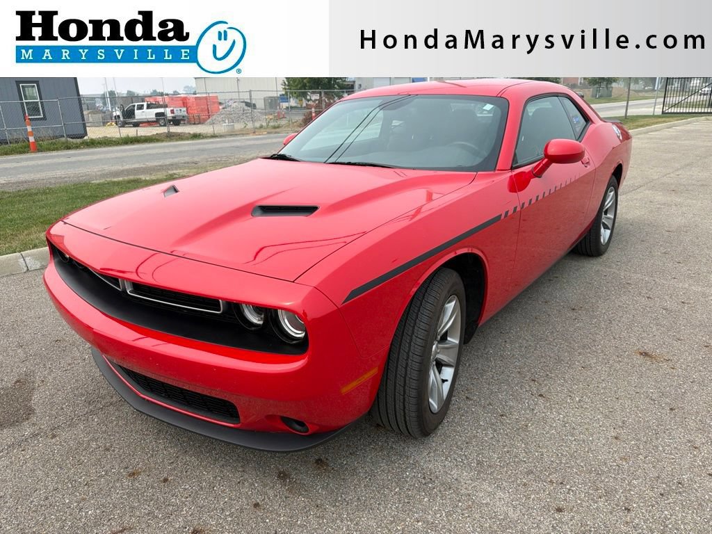 Used 2016 Dodge Challenger SXT RWD image 1