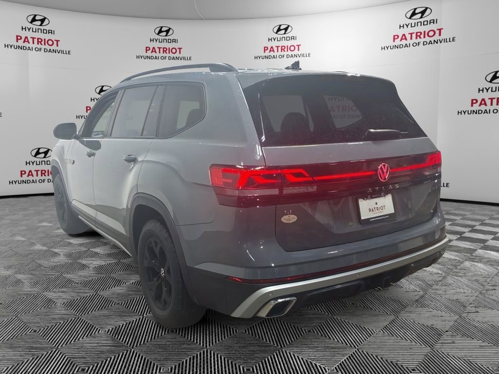 Used 2025 Volkswagen Atlas Peak Edition SE image 4
