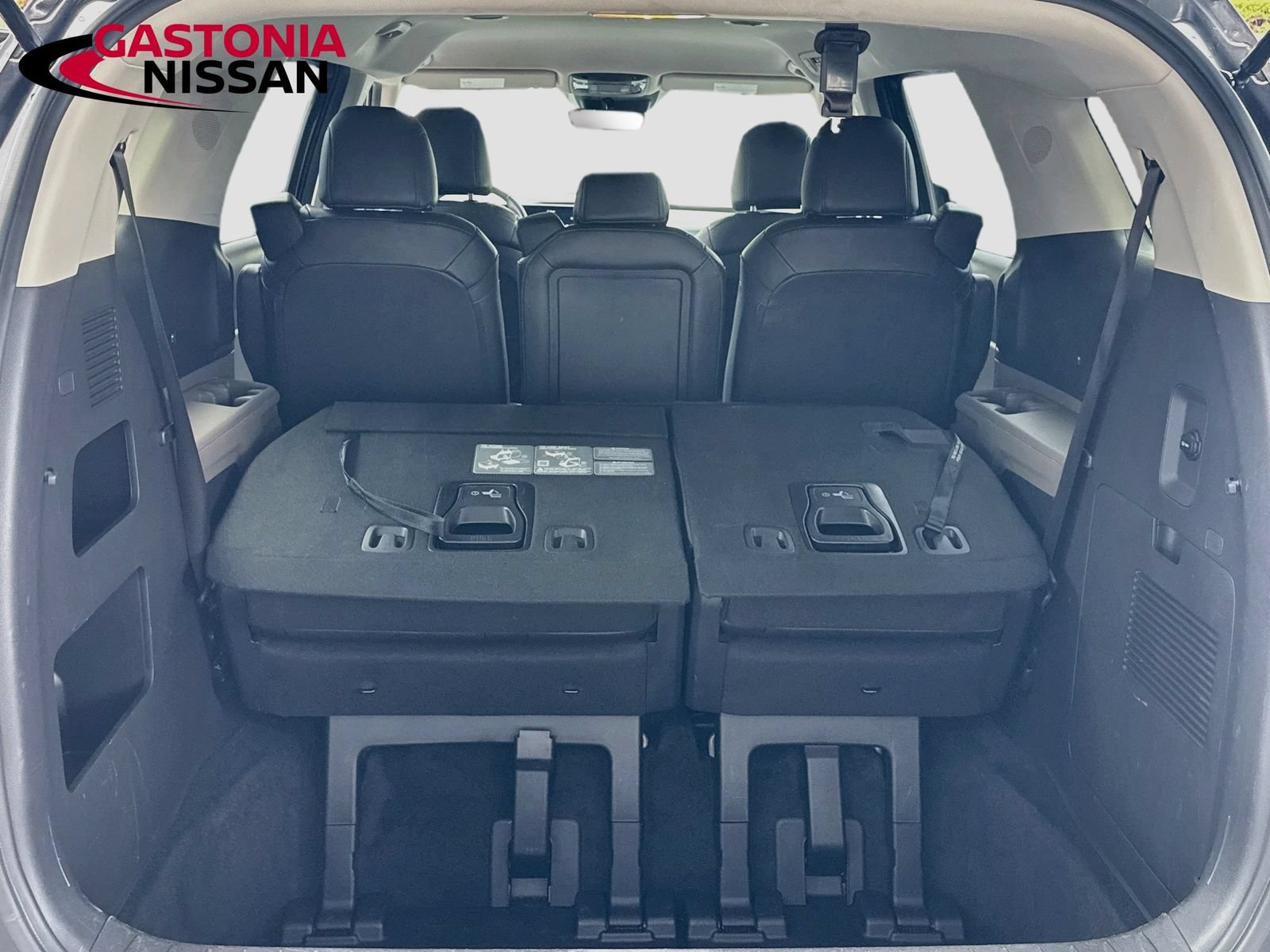 Used 2025 Kia Carnival FWD image 34