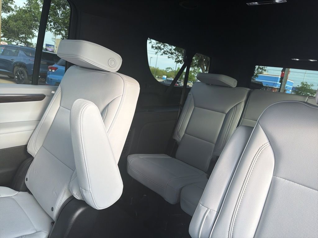 Used 2025 Chevrolet Suburban Premier AWD/4WD image 9