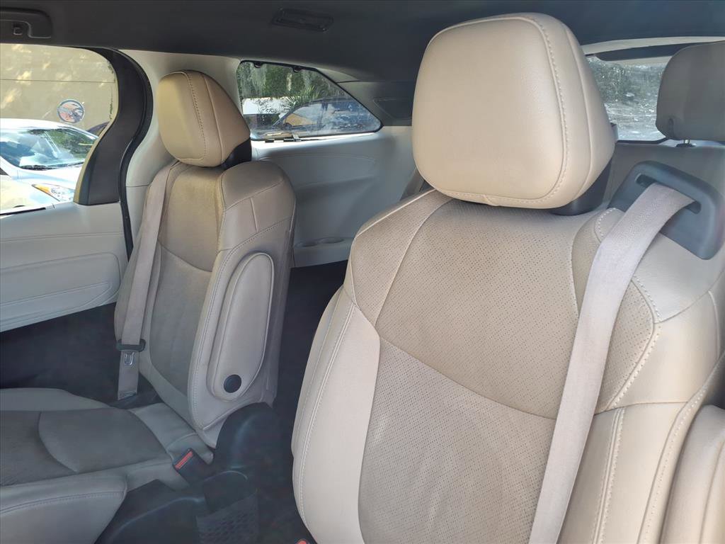 Used 2022 Toyota Sienna Limited image 18