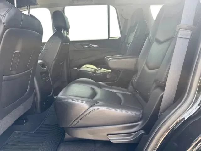 Used 2019 Cadillac Escalade Premium Luxury w/ Escalade Sport Edition AWD/4WD image 17